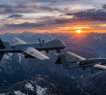 Visualisasi drone militer canggih yang merepresentasikan efisiensi biaya dan keunggulan taktis dalam peperangan modern.